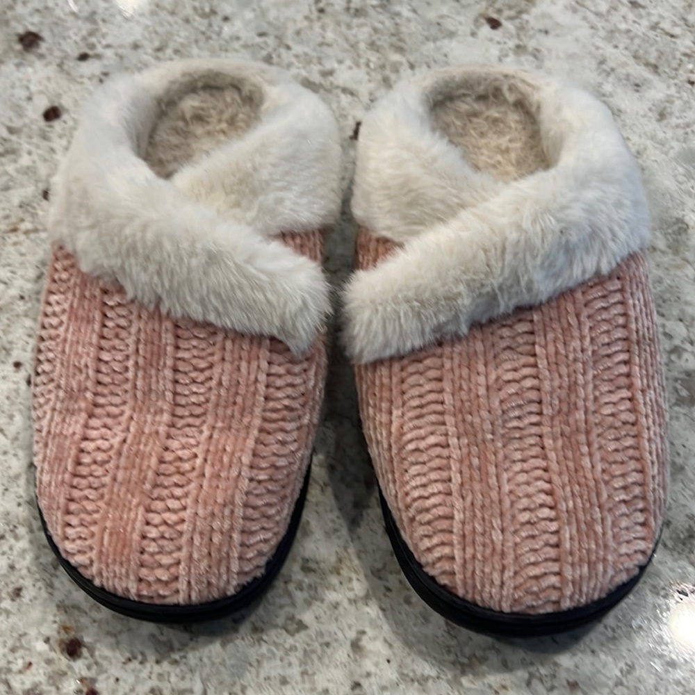 HOMITEM WOMENS SLIPPERS. MEDIUM 7-8